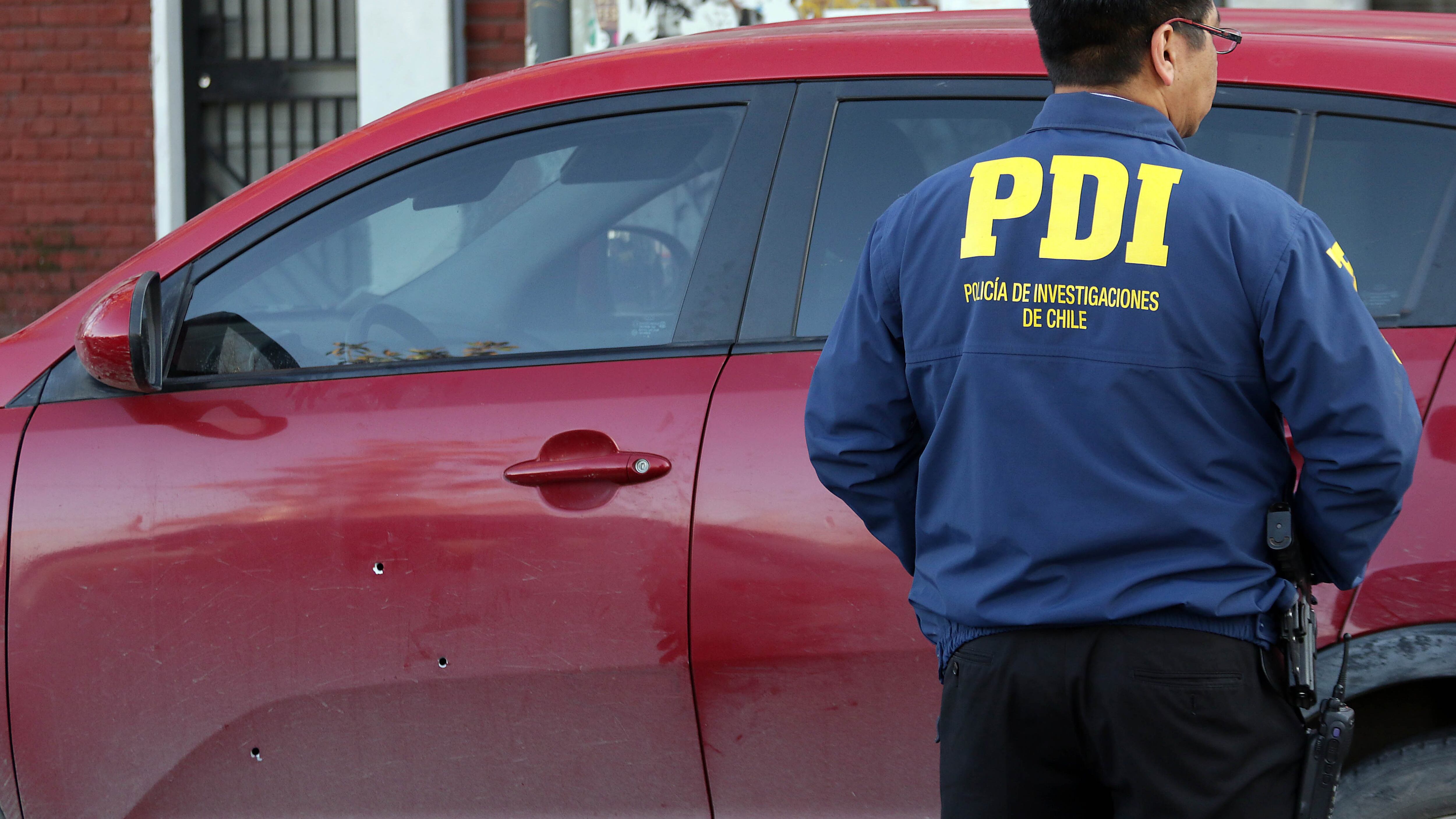 09 DE JULIO/SANTIAGOUn funcionario de la PDI frustro el robo a un camión que transportaba carne, iniciando una persecución que comenzó en en Conchali y termino en las cercanías del centro de justicia con una balacera que termino con uno de los delincuentes heridos a bala
FOTO: FRANCISCO CASTILLO D/AGENCIAUNO