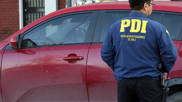 09 DE JULIO/SANTIAGOUn funcionario de la PDI frustro el robo a un camión que transportaba carne, iniciando una persecución que comenzó en en Conchali y termino en las cercanías del centro de justicia con una balacera que termino con uno de los delincuentes heridos a bala
FOTO: FRANCISCO CASTILLO D/AGENCIAUNO