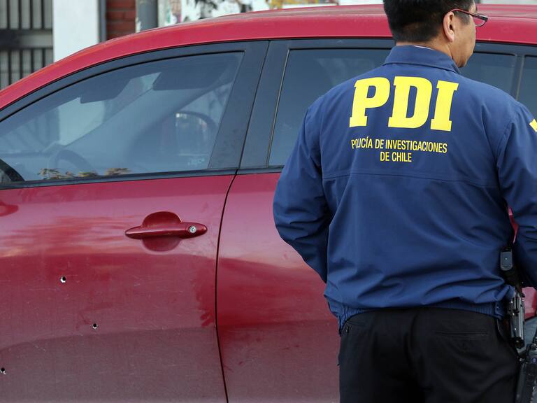 09 DE JULIO/SANTIAGOUn funcionario de la PDI frustro el robo a un camión que transportaba carne, iniciando una persecución que comenzó en en Conchali y termino en las cercanías del centro de justicia con una balacera que termino con uno de los delincuentes heridos a bala
FOTO: FRANCISCO CASTILLO D/AGENCIAUNO