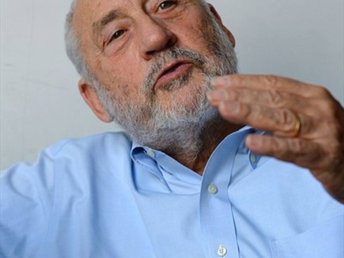 Joseph Stiglitz: «Subir el salario mínimo no daña al empleo»