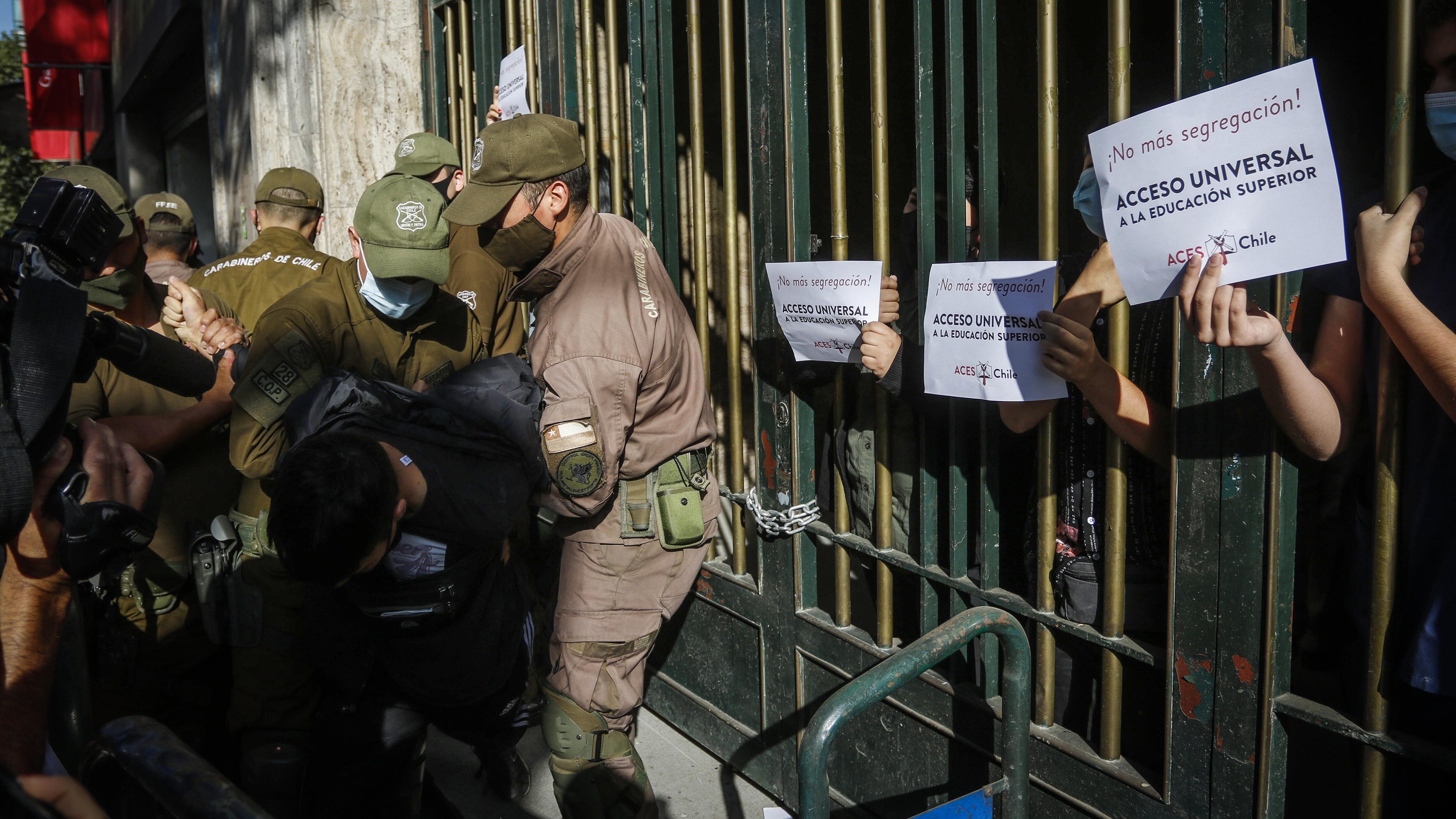 4 de enero del 2021/SANTIAGOCarabineros detiene a joven estudiante agrupados a la ACES, que se encadeno en el frontis del ministerio de educación.
FOTO: SEBASTIAN BELTRAN GAETE/AGENCIAUNO