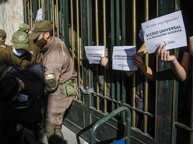 4 de enero del 2021/SANTIAGOCarabineros detiene a joven estudiante agrupados a la ACES, que se encadeno en el frontis del ministerio de educación.
FOTO: SEBASTIAN BELTRAN GAETE/AGENCIAUNO