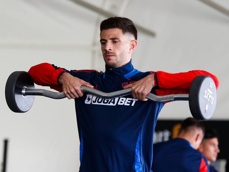 Lucas Di Yorio se sube al avión de la U camino a Venezuela por Copa Libertadores | X: Universidad de Chile