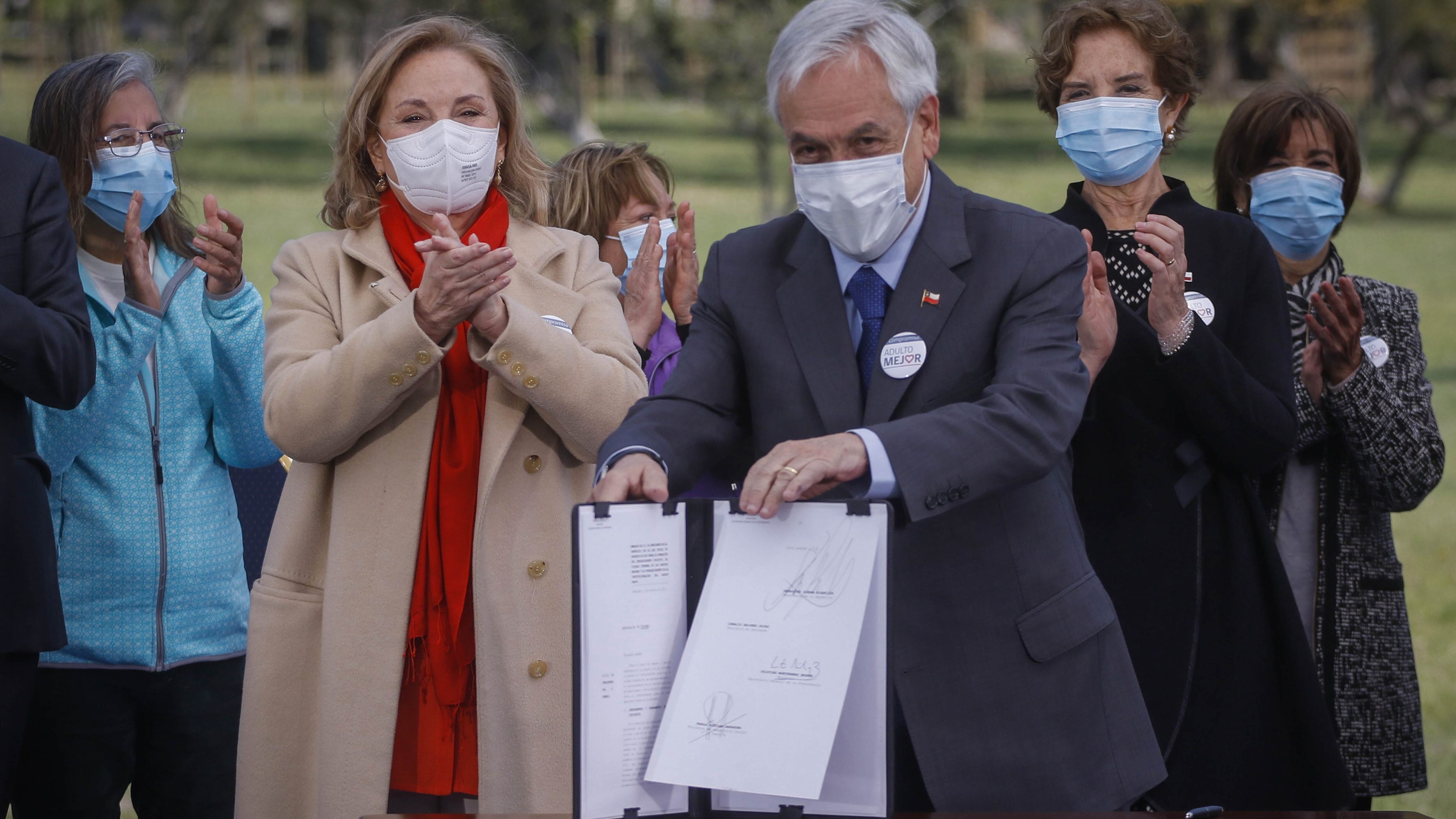 Piñera presentó proyecto para adulto mayor