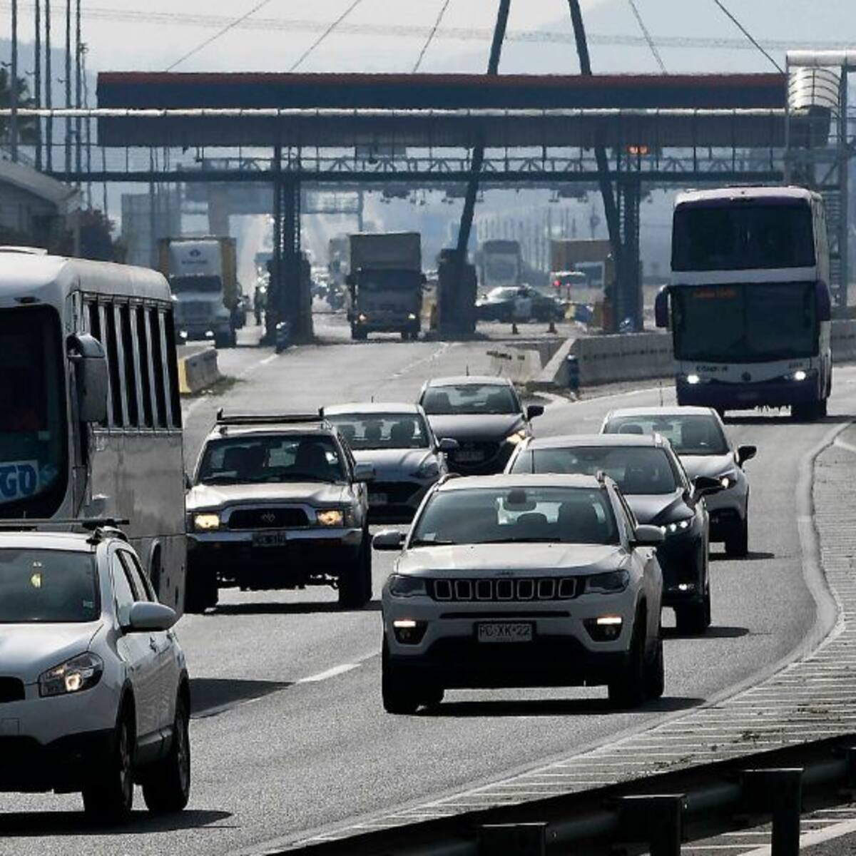Conductor muere atropellado tras chocar contra barrera de contención de autopista en Maipú
