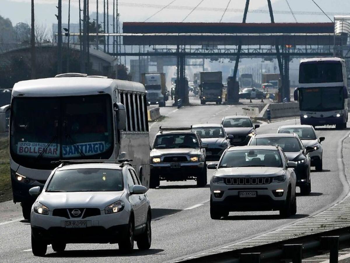 Conductor muere atropellado tras chocar contra barrera de contención de autopista en Maipú