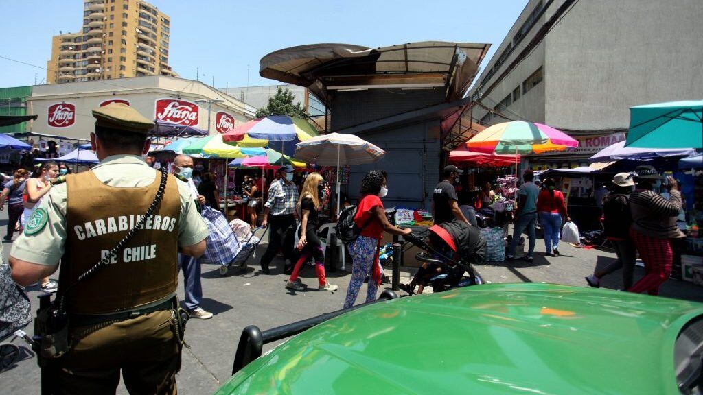 29 DE DICIEMBRE DE 2020/SANTIAGO
Carabineros en Barrio Meiggs tras discución de vendedores, donde resulto una persona herida a bala en el pie, Estación Central, Santiago.
FOTO: AILEN DÍAZ/AGENCIAUNO