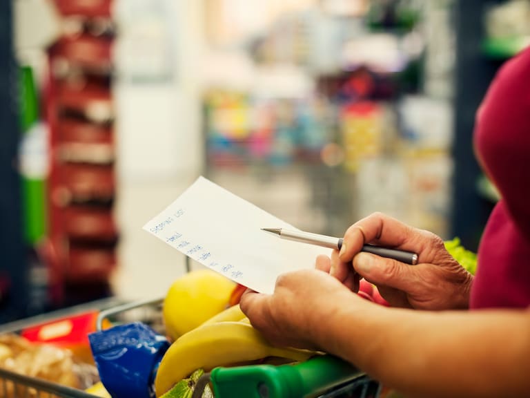 Qué dice la psicología sobre las personas que siguen escribiendo la lista del supermercado a mano
