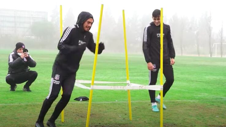 Pablo Solari reaparece entre sonrisas en los entrenamientos de Colo Colo