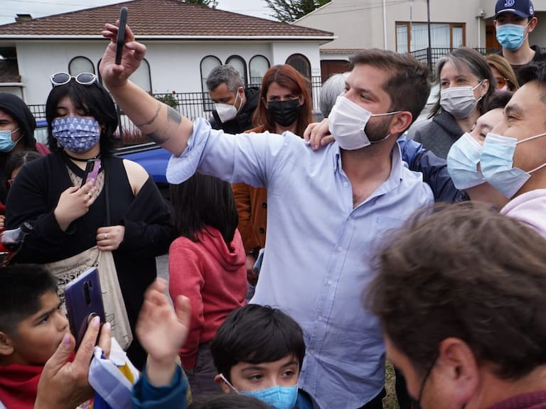 Gabriel Boric llegó a Magallanes previo a la segunda vuelta: “Creemos firmemente en la democracia y que vamos a ganar pacíficamente”