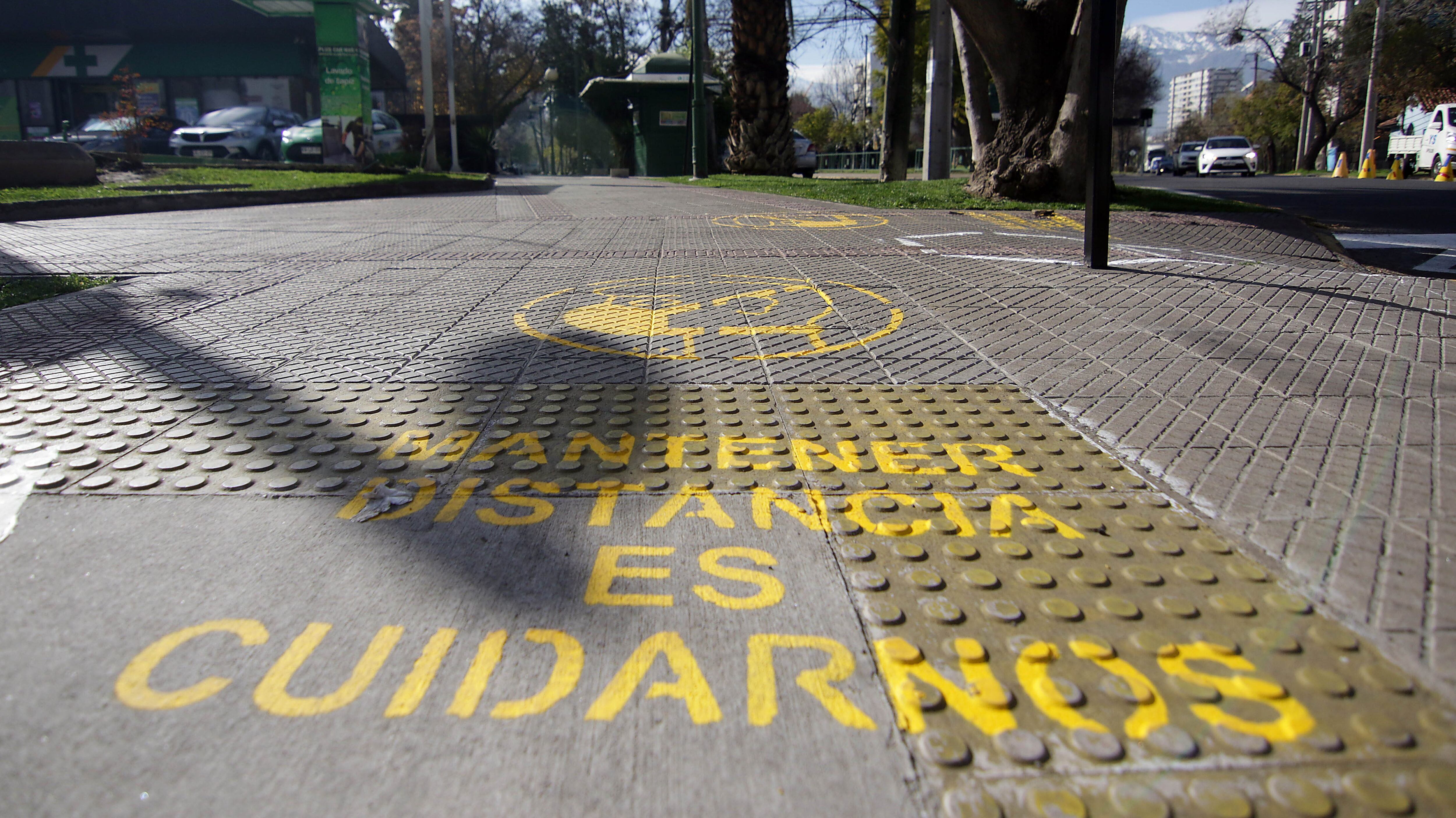 31 de Julio de 2020/SANTIAGOAutoridades supervisan habilitación de vías exclusivas para buses en Ñuñoa y señaletica vial para distanciamiento social. En la imagen la acera pintada con distanciamiento
FOTO: FRANCISCO CASTILLO/AGENCIAUNO