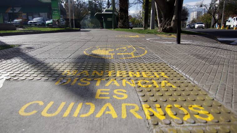 31 de Julio de 2020/SANTIAGOAutoridades supervisan habilitación de vías exclusivas para buses en Ñuñoa y señaletica vial para distanciamiento social. En la imagen la acera pintada con distanciamiento
FOTO: FRANCISCO CASTILLO/AGENCIAUNO