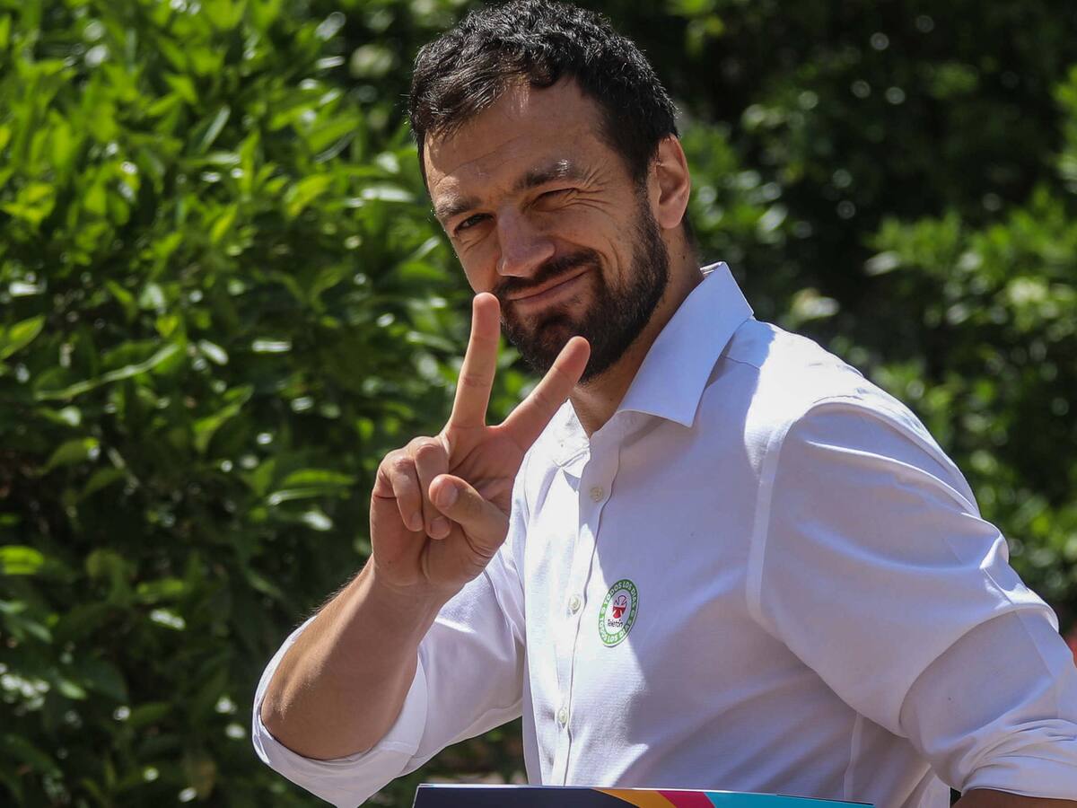 “Comparta la rutina”: alcalde Vodanovic se llena de elogios por fotografía en la piscina con trabajado abdomen