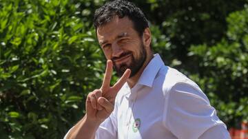 “Comparta la rutina”: alcalde Vodanovic se llena de elogios por fotografía en la piscina con trabajado abdomen