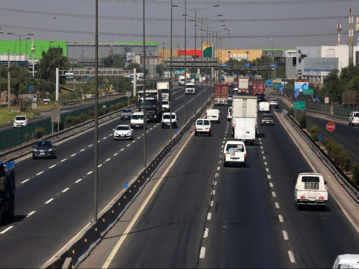 Accidente múltiple en Vespucio Norte dejó un furgón destruido y alta congestión en la autopista