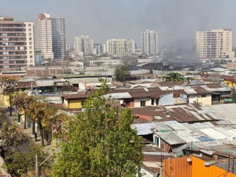 Incendio afecta a un cité ubicado en pleno centro de Santiago