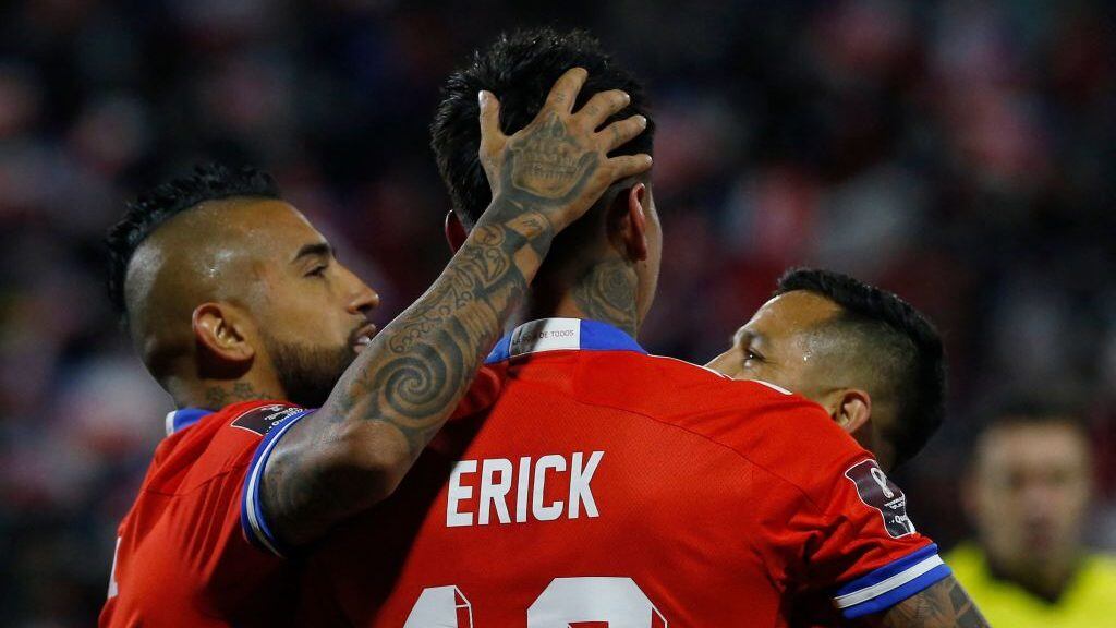 Chile's Erick Pulgar (C) celebrates with teammates after scoring against Venezuela during the South American qualification football match for the FIFA World Cup Qatar 2022, at the San Carlos de Apoquindo stadium in Santiago, on October 14, 2021. (Photo by CLAUDIO REYES / POOL / AFP) (Photo by CLAUDIO REYES/POOL/AFP via Getty Images)