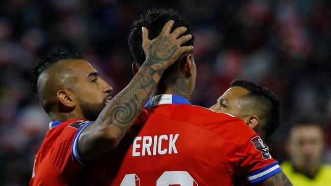 Chile's Erick Pulgar (C) celebrates with teammates after scoring against Venezuela during the South American qualification football match for the FIFA World Cup Qatar 2022, at the San Carlos de Apoquindo stadium in Santiago, on October 14, 2021. (Photo by CLAUDIO REYES / POOL / AFP) (Photo by CLAUDIO REYES/POOL/AFP via Getty Images)