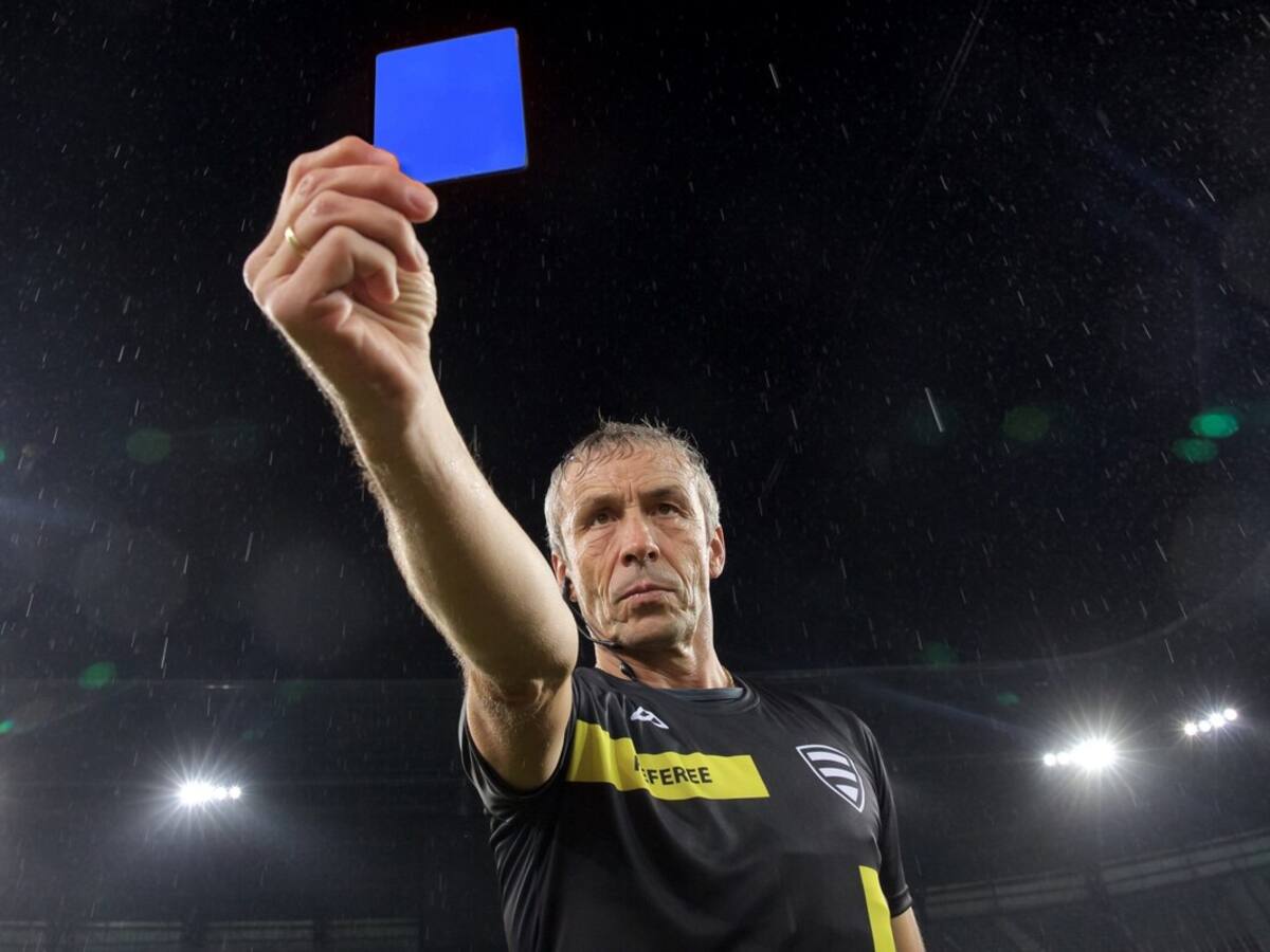 Aprueban uso de la tarjeta azul en el fútbol profesional