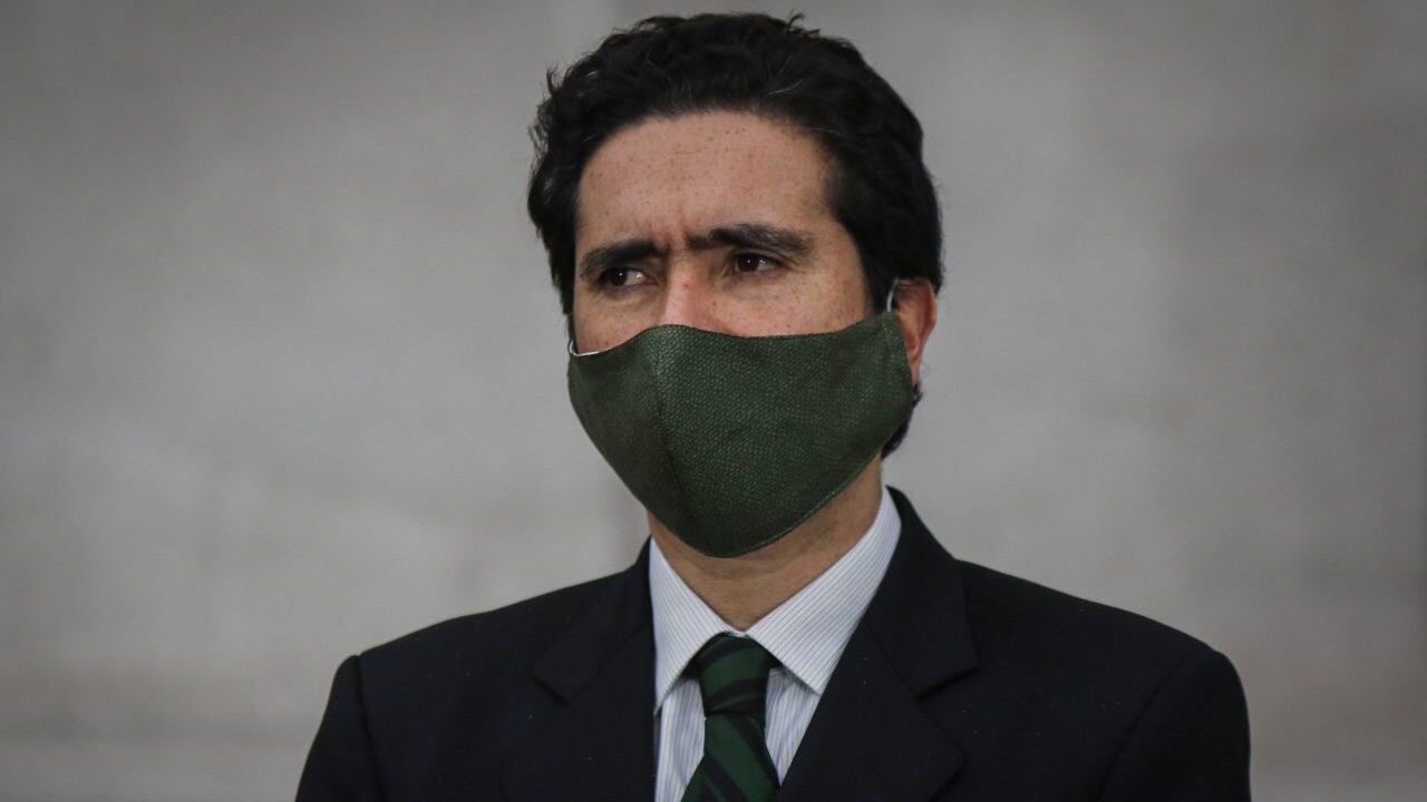 14 de Julio de 2020 / SANTIAGOIgnacio Briones, ministro de Hacienda participa del punto de prensa en el patio de los Naranjos del Palacio de La Moneda, del Presidente de la Republica, Sebastian Piñera, donde da a conocer nuevas medidas para la clase media en medio de la pandemia por Covid-19
FOTO: SEBASTIÁN BELTRÁN /AGENCIAUNO