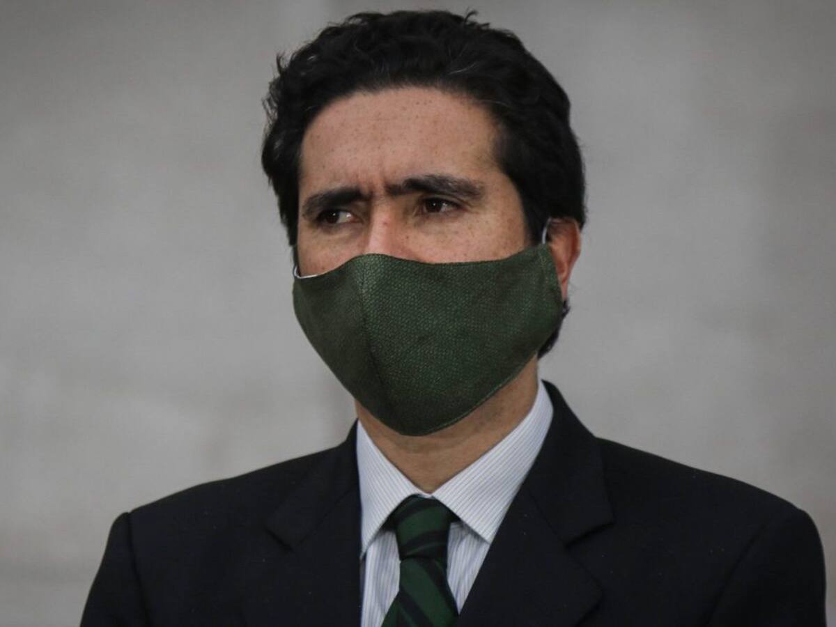 Viralizan imagen del ministro Ignacio Briones en el Metro de Santiago