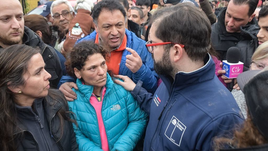 El Mandatario hablando con los afectados. / Agencia Uno.