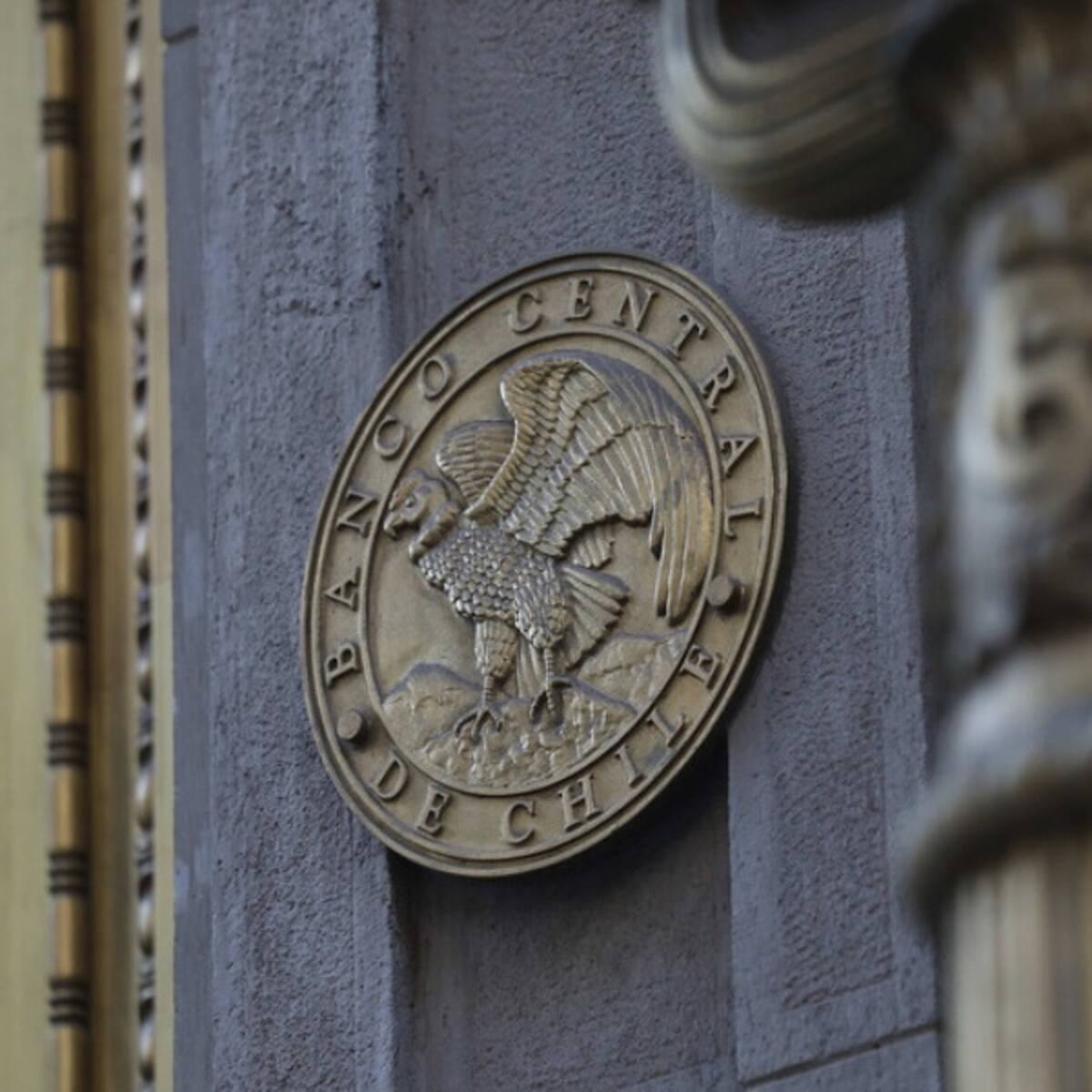 Imacec presenta caída durante febrero: actividad económica se vio afectada por masivo apagón en todo Chile