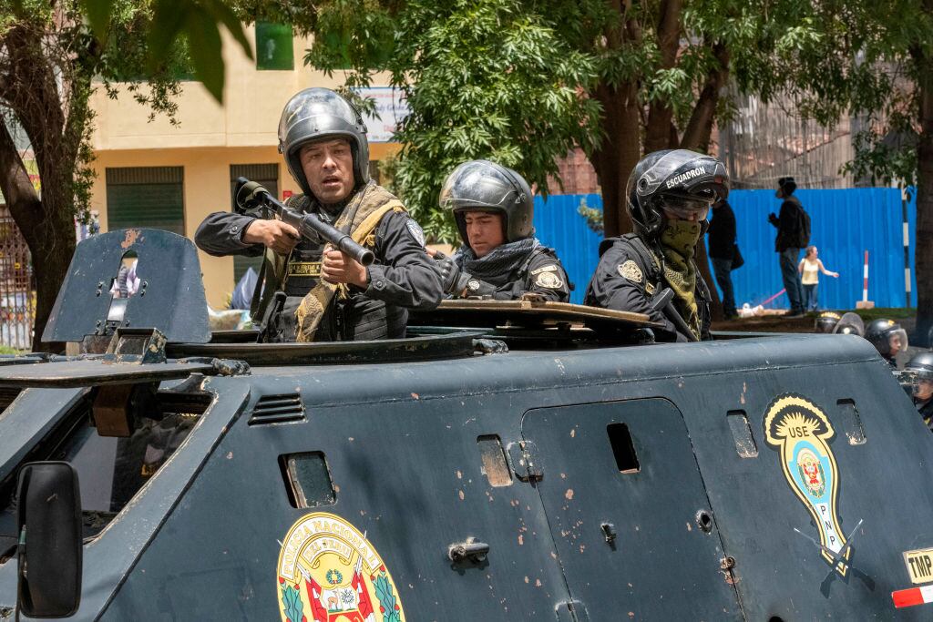Policía de Perú utiliza carro blindado para que agentes disparen en el Cusco