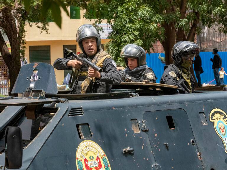 Policía de Perú utiliza carro blindado para que agentes disparen en el Cusco