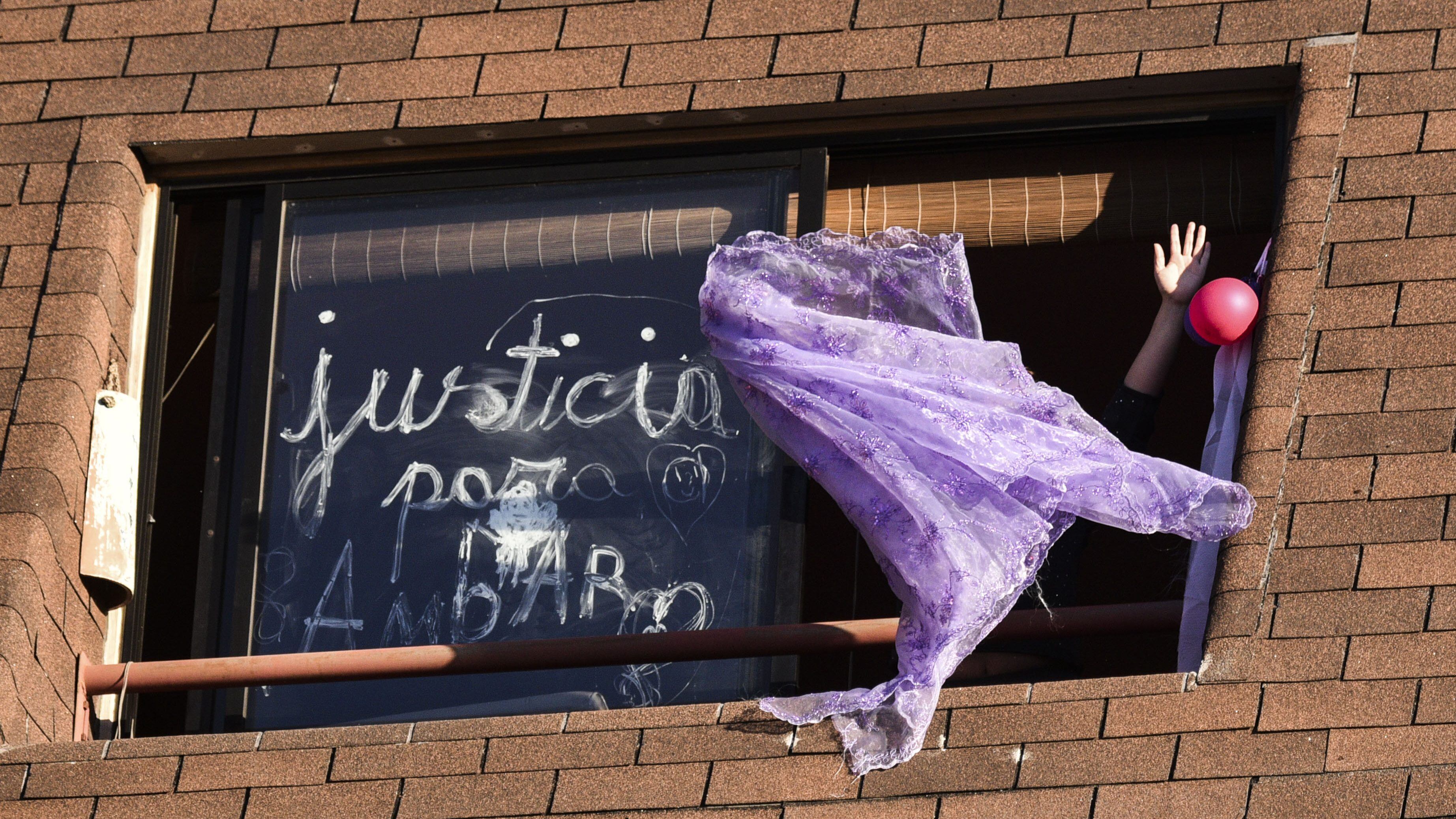 09 DE AGOSTO DE 2020 / VILLA ALEMANADesde una ventana una mujer saca un pauelo morado junto a una consigna por la joven, durante marcha por justicia para Ambar Cornejo, joven que estuvo 8 das desaparecida, y que finalmente fue encontrada en la casa de Hugo Bustamante, quien la habran asesinado.
FOTO: MIGUEL MOYA / AGENCIAUNO