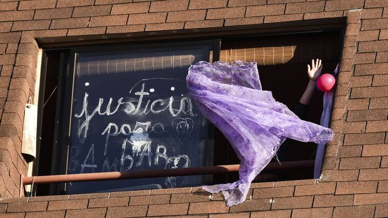 09 DE AGOSTO DE 2020 / VILLA ALEMANADesde una ventana una mujer saca un pauelo morado junto a una consigna por la joven, durante marcha por justicia para Ambar Cornejo, joven que estuvo 8 das desaparecida, y que finalmente fue encontrada en la casa de Hugo Bustamante, quien la habran asesinado.
FOTO: MIGUEL MOYA / AGENCIAUNO
