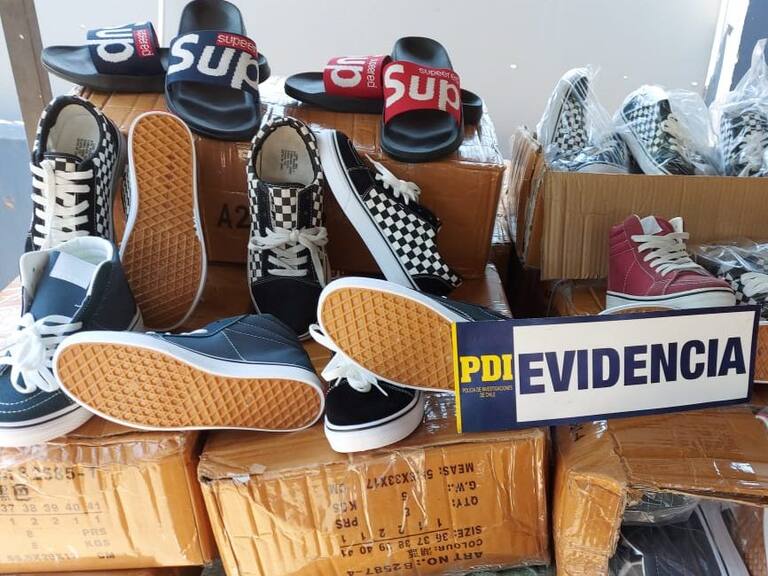 PDI decomisa cerca de 7 mil zapatillas falsificadas en tienda establecida del barrio Meiggs