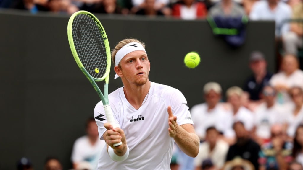 La insólita explicación de Davidovich Fokina para sacar por abajo ante Holger Rune: "Me he c..., no quería jugar ese punto"