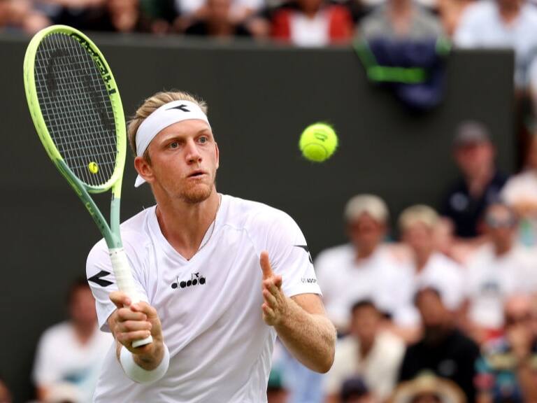 La insólita explicación de Davidovich Fokina para sacar por abajo ante Holger Rune: "Me he c..., no quería jugar ese punto"