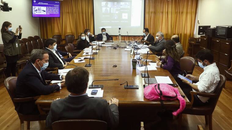 14 DE ABRIL DE 2021/VALPARAISOVista general de la Comision de Constitucion de la Camara de Diputados, en donde se debate el proyecto que establece un impuesto al patrimonio de determinadas personas naturales, destinado al financiamiento de una renta básica de emergencia, en medio de la pandemia por el Coronavirus.
FOTO: LEONARDO RUBILAR CHANDIA/AGENCIAUNO