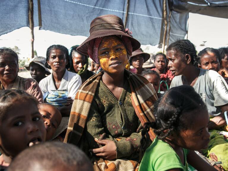 Familias esperan recibir la ayuda para enfrentar la falta de alimentos en Sihanamaro