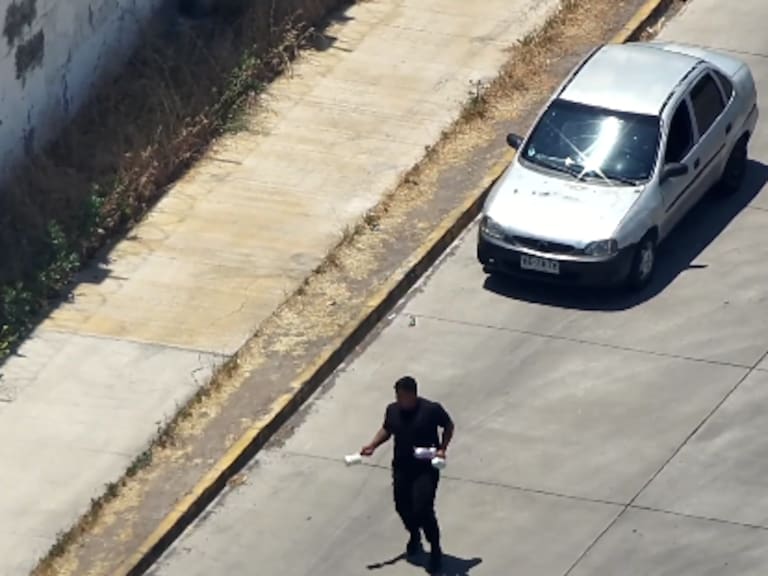 Imágenes muestran cómo detienen a sujeto que intentaba ingresar droga a cárcel Santiago 1