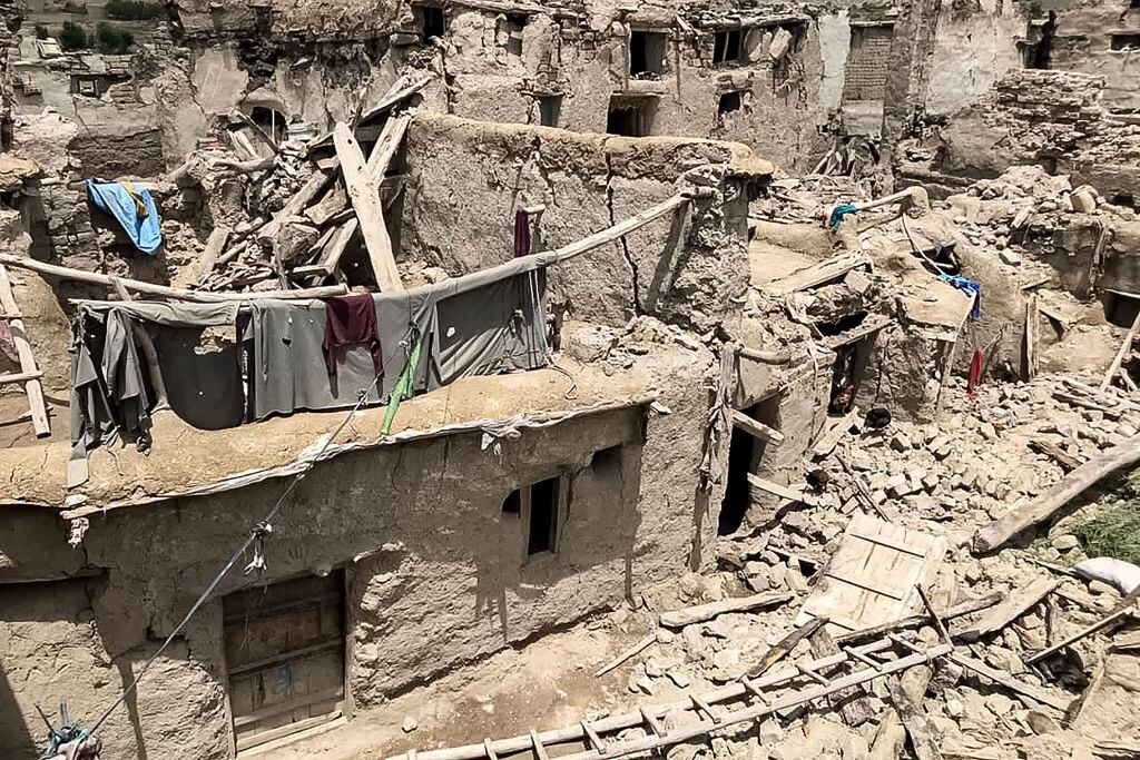 Casas dañadas en el distrito de Gayan, provincia de Paktika. (AFP vía Getty Images)