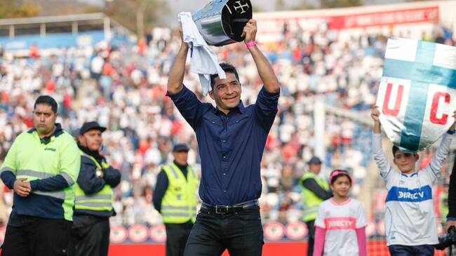 Cristián Álvarez da pie atrás en su renuncia a la UC: "Siento que mi vínculo con el club debe prevalecer"