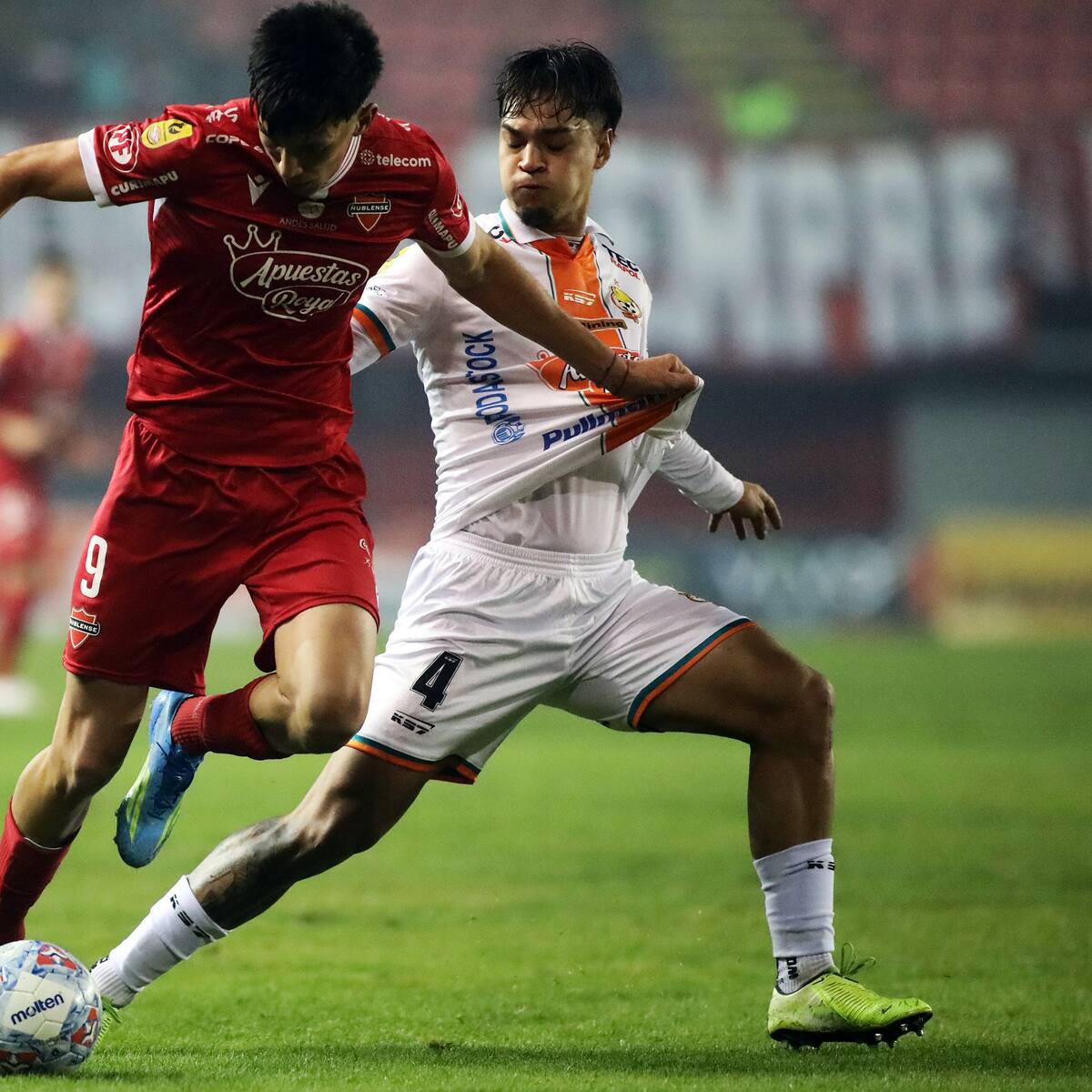 Ñublense siembra el terror por partida doble: mete presión a la UC en la Copa de la Liga y despacha del torneo a Cobresal