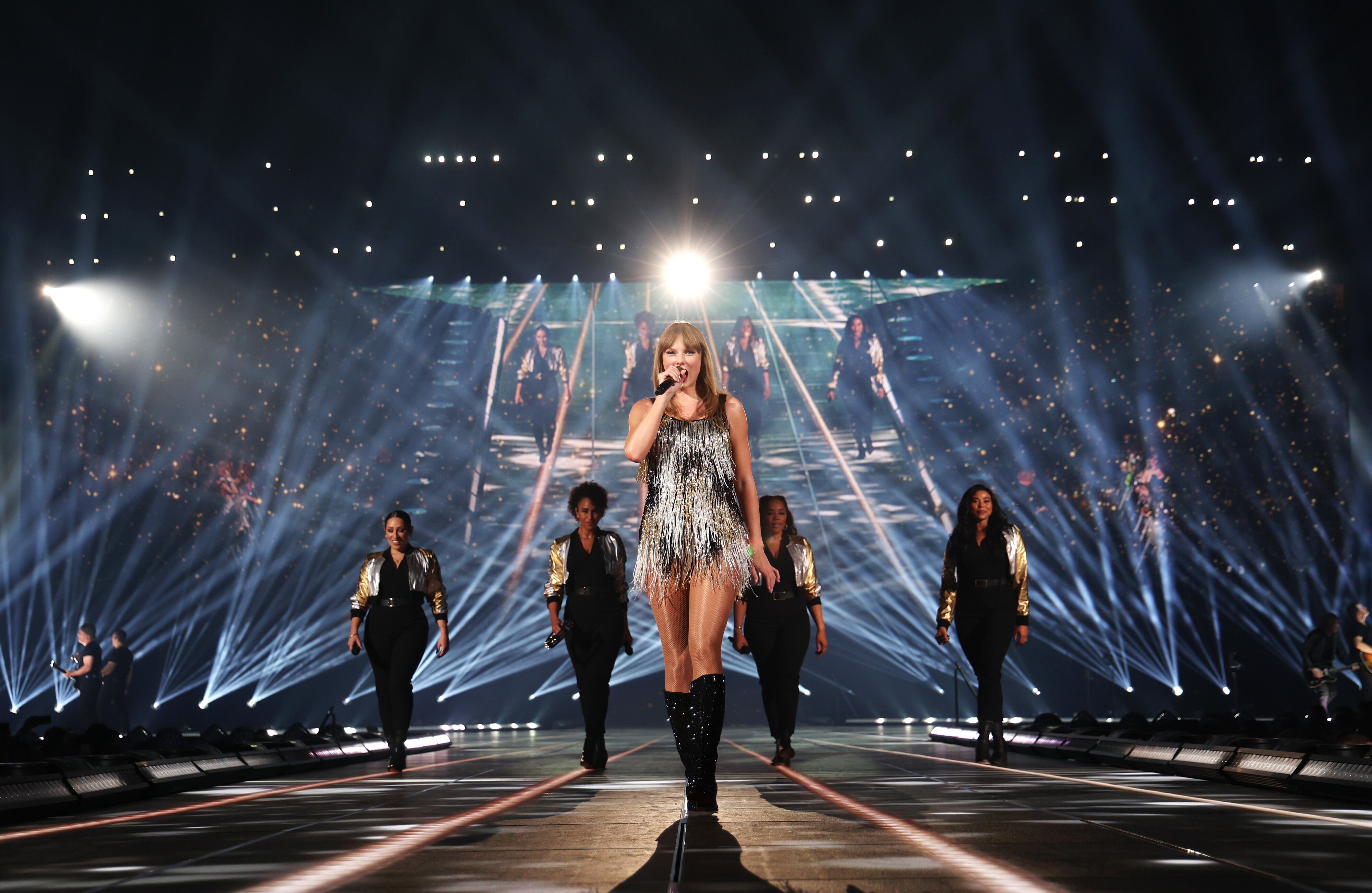 Taylor Swift actúa durante "The Eras Tour" en París, Francia. (Getty Images)