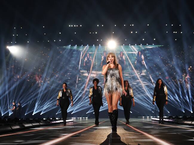 Taylor Swift actúa durante "The Eras Tour" en París, Francia. (Getty Images)