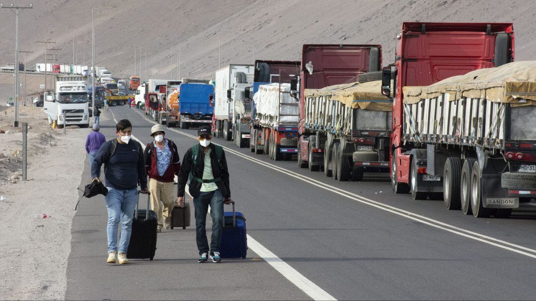 01 de febrero de 2022/ ARICA
Corte de carretera por parte de manifestantes que exigen no más migración y no más delincuencia en la ciudad de Arica.

FOTO: SALVADOR PEDRINI /AGENCIAUNO