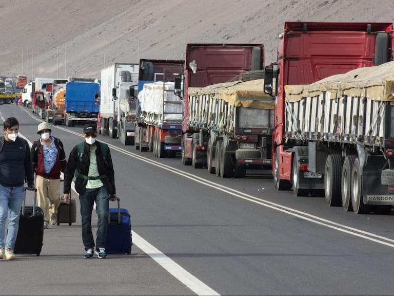 01 de febrero de 2022/ ARICA
Corte de carretera por parte de manifestantes que exigen no más migración y no más delincuencia en la ciudad de Arica.

FOTO: SALVADOR PEDRINI /AGENCIAUNO