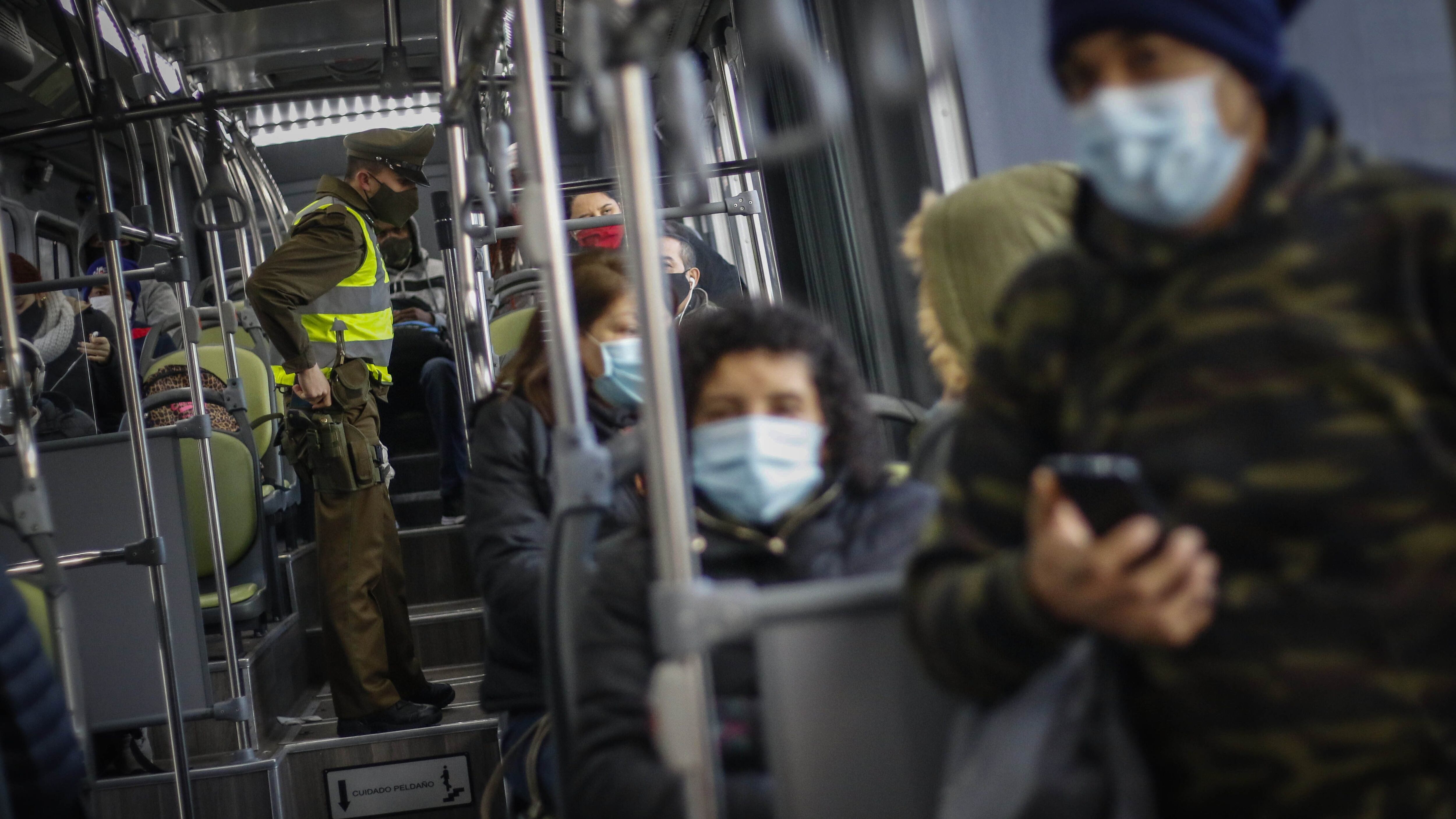 Estudio reveló que trabajadoras de casa particular y por cuenta propia son quienes más usan el transporte público en pandemia