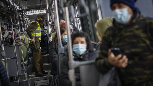 Estudio reveló que trabajadoras de casa particular y por cuenta propia son quienes más usan el transporte público en pandemia