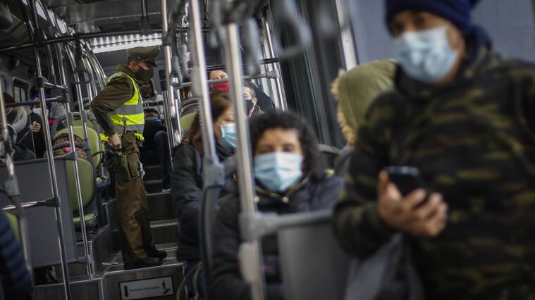 Estudio reveló que trabajadoras de casa particular y por cuenta propia son quienes más usan el transporte público en pandemia
