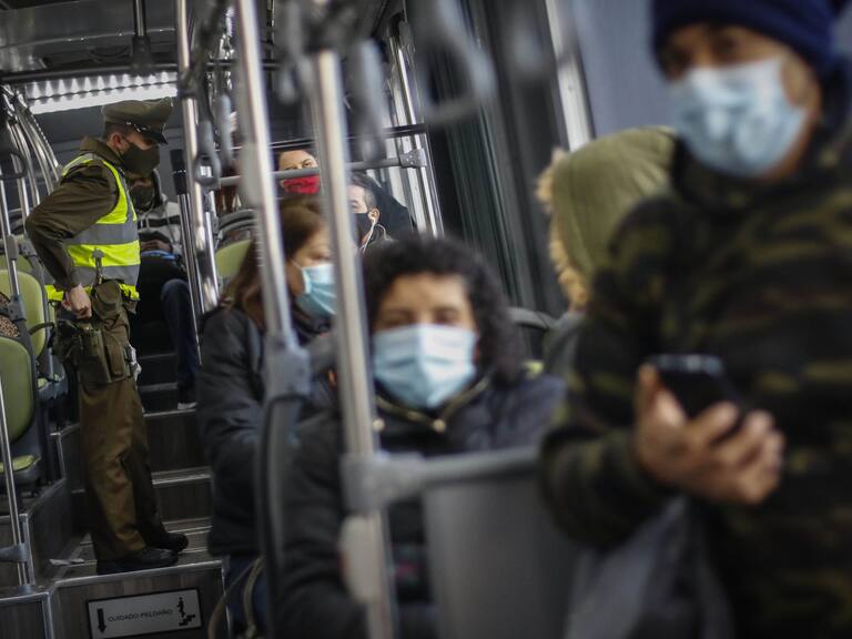 Estudio reveló que trabajadoras de casa particular y por cuenta propia son quienes más usan el transporte público en pandemia