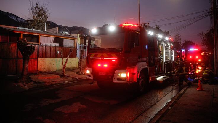 Incendio en Puerto Montt deja un muerto y dos bomberos heridos