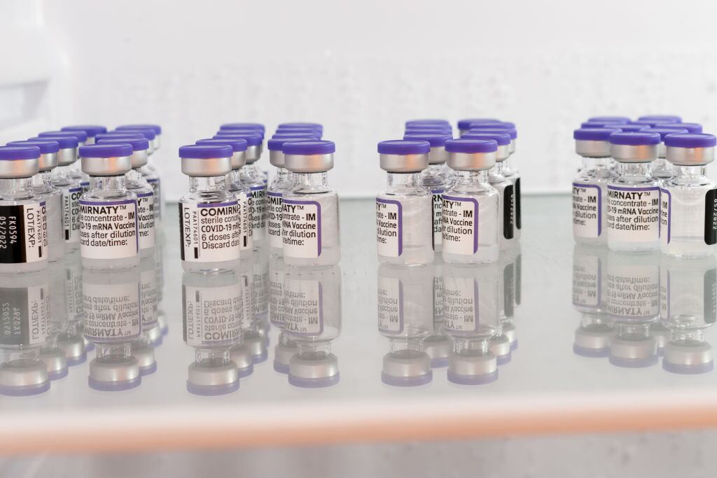 Grupo de dosis de la vacuna anticovid de BioNTech y Pfizer